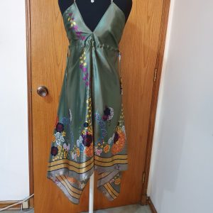 Vestido raso color verde talla 38