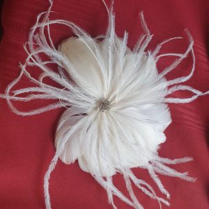 Tocado flor plumas y cristal, 16 cm de diámetro