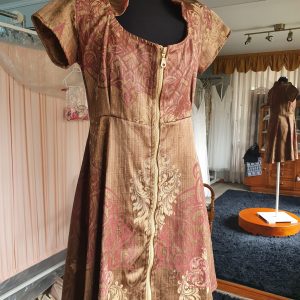 Vestido dorado con detalles palo rosa