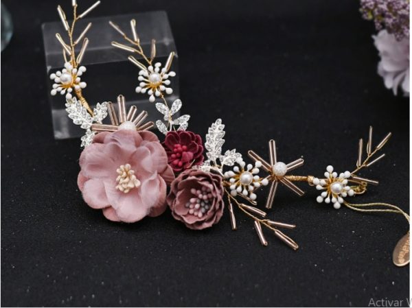 Tocado dorado con tonos Rosa
